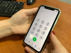 Смартфоны признаны значимым источником бактерий: медики призывают к регулярной дезинфекции