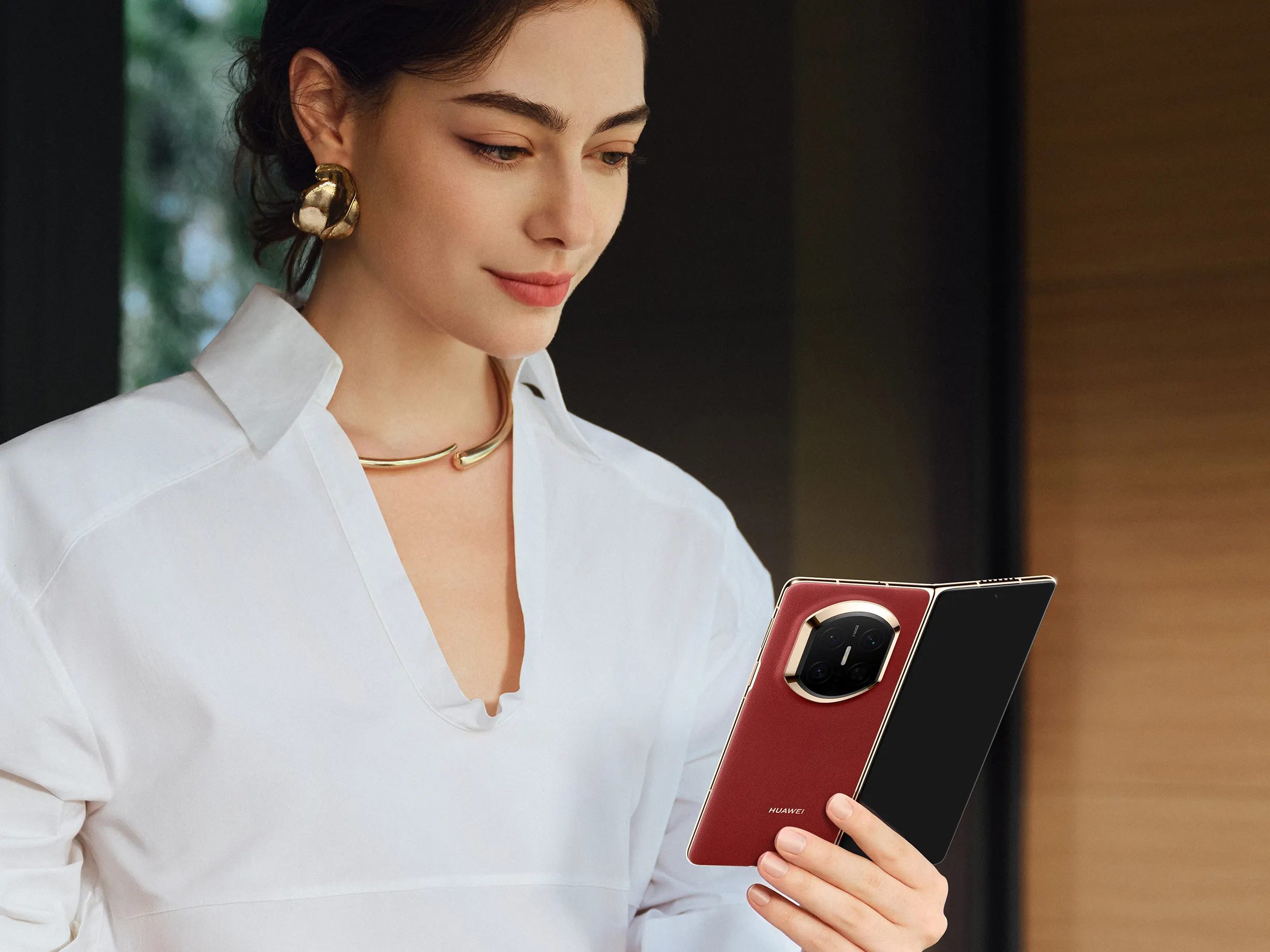 В России стартовали продажи складного HUAWEI Mate X7 и наушников FreeClip 2