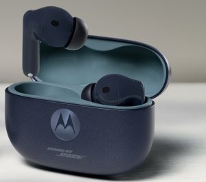 В сети появились изображения TWS-наушников Moto Buds 2 Plus с вертикальным кейсом