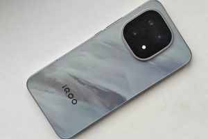 Игровой субфлагман iQOO 15R тихо вышел в России: цена от 39 тысяч рублей