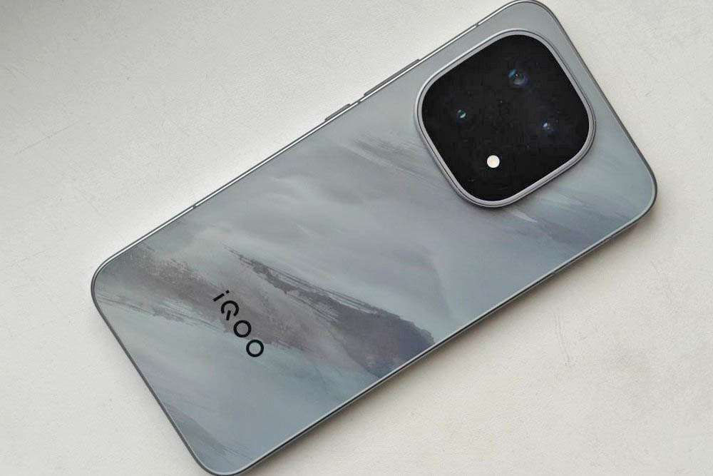 Игровой субфлагман iQOO 15R тихо вышел в России: цена от 39 тысяч рублей