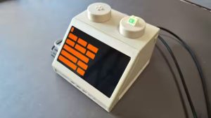 Mac mini спрятали в гигантский кирпичик LEGO в стиле терминала 70-х