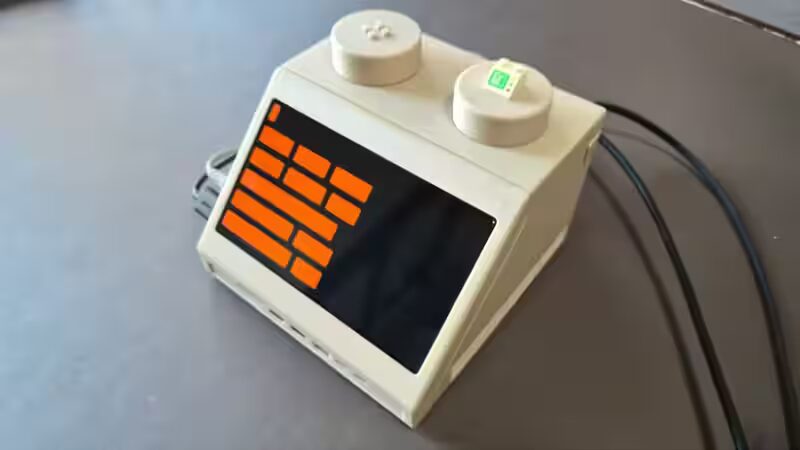 Mac mini спрятали в гигантский кирпичик LEGO в стиле терминала 70-х