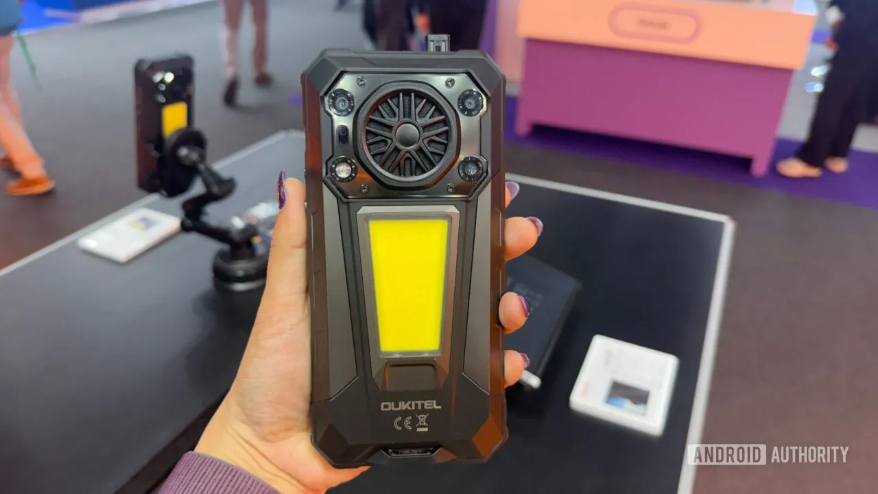 На MWC 2026 представили защищённый Oukitel WP63 с аккумулятором 20000 мА·ч и встроенным «прикуривателем»