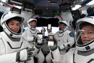 NASA взяло на борт Artemis II четыре iPhone 17 Pro Max: как их допустили к полёту