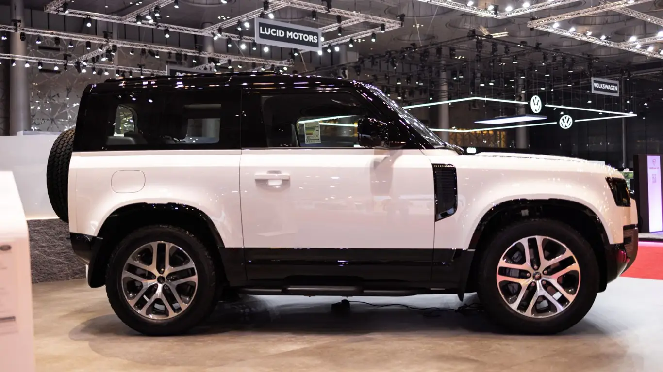 Обновлённый Land Rover Defender вышел на рынок Малайзии: стартовал приём заказов