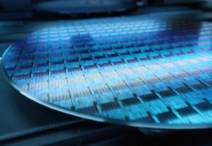 Дефицит памяти бьёт по рынку: Qualcomm и MediaTek режут заказы на чипы для смартфонов