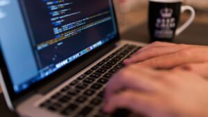 ZTE представила 27-дюймовый 5G-дисплей Free Screen F10 с сенсорным экраном и мобильной стойкой