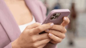 Apple научит iPhone автоматически блокироваться при выхватывании из рук