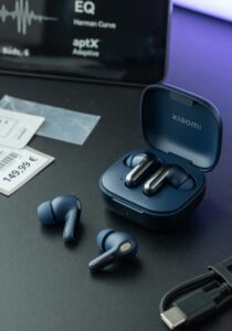 Xiaomi представила беспроводные наушники Buds 6 с настройкой Harman и шумоподавлением до 49 дБ