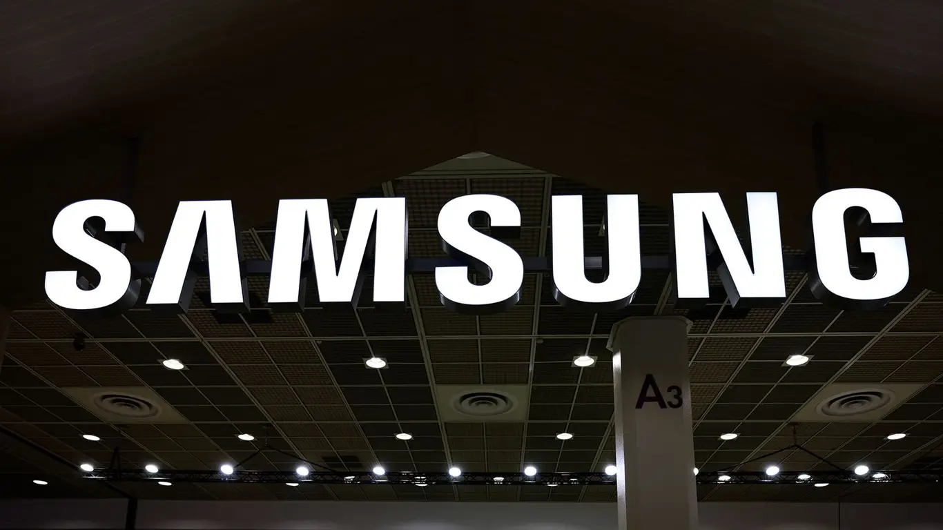 В сеть утекли первые живые фотографии складного смартфона Samsung Galaxy Z Fold 8